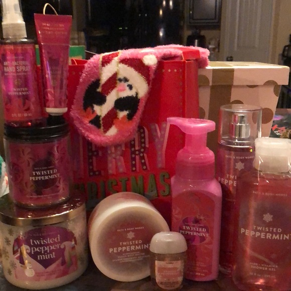 Bath and Bodyworks Christmas Collection Twisted Peppermint Gift Set Combo